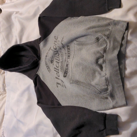 Prairie Mountain Tops - Yellowstone National Park Black and Gray Sweatshirt